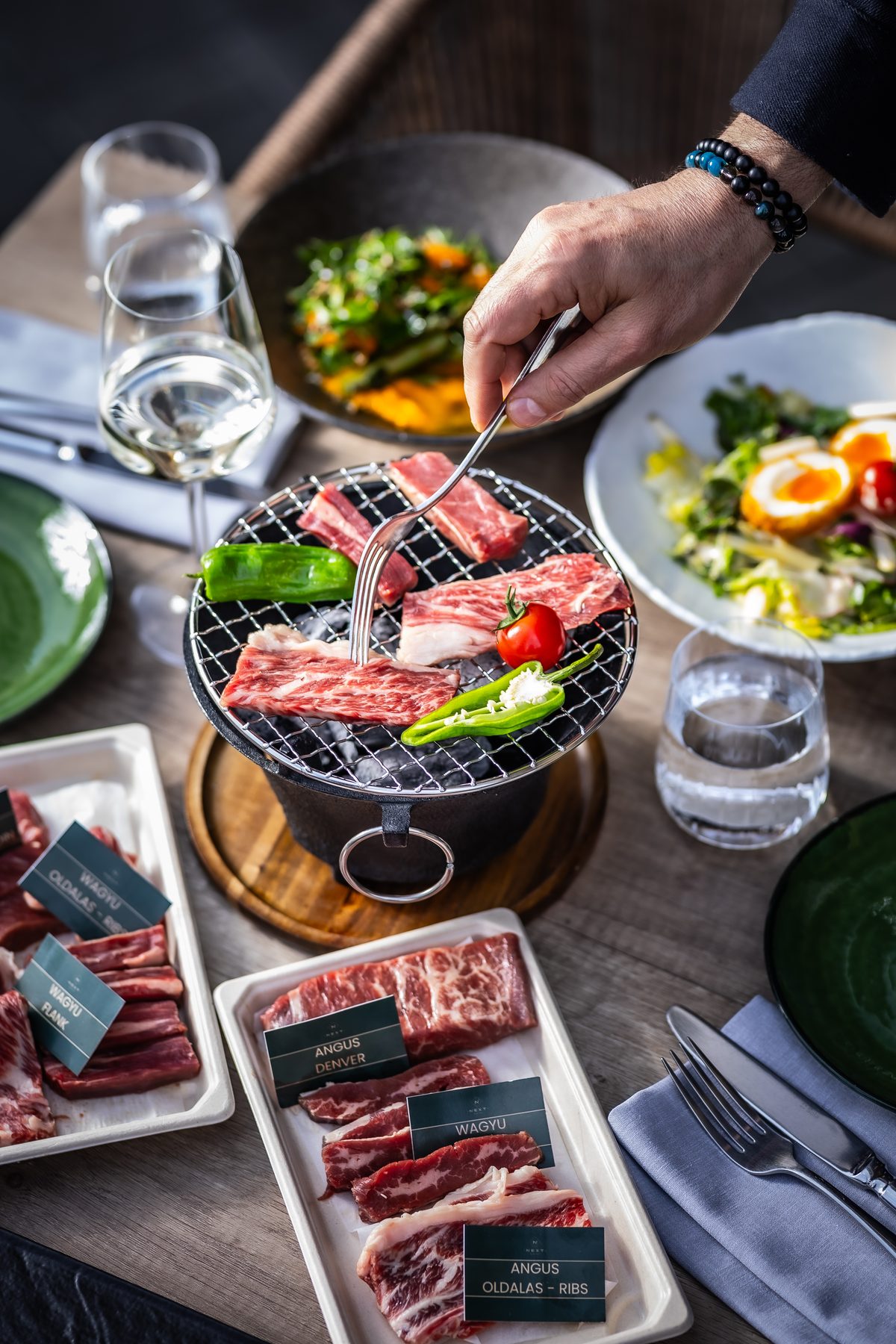 Yakiniku a Next Bistróban: wagyu és angus falatok asztali faszenes grillen